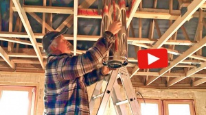 Vidéo : installer un poêle à bois et un conduit de fumée dans une maison passive à ossature bois