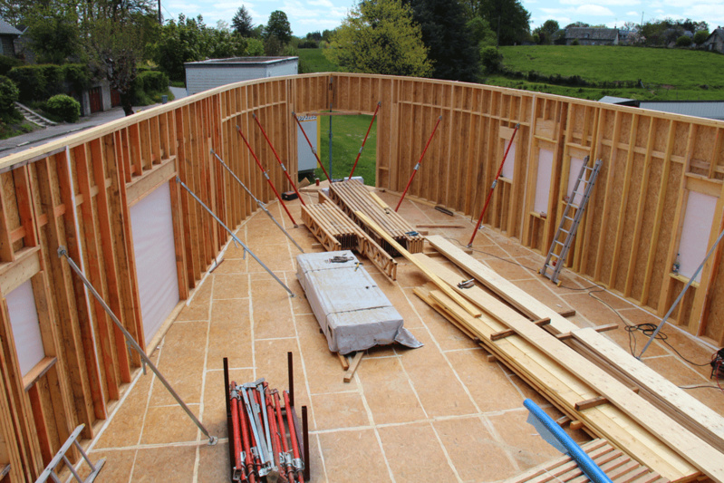 Batiment aux murs courbes sur dalle bois