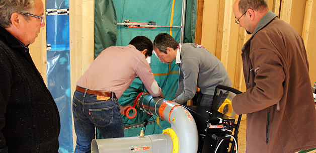 Dans le cadre de nos formations pratiques, nous avons équipé chaque atelier d’une porte soufflante avec le concours de Technodoor, leader mondial de l'infiltrométrie. Dans le cadre de nos formations pratiques, nous avons équipé chaque atelier d’une porte soufflante avec le concours de Technodoor, leader mondial de l'infiltrométrie.