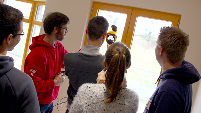 Des étudiants d'Egletons découvrent l'infiltrométrie dans des maisons ossature bois