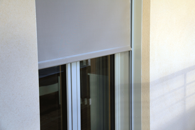 Store de protection solaire en toile Screen ou Soltis. Réservation moyenne : H 85 x L 85 mm Store de protection solaire en toile Screen ou Soltis. Réservation moyenne : H 85 x L 85 mm