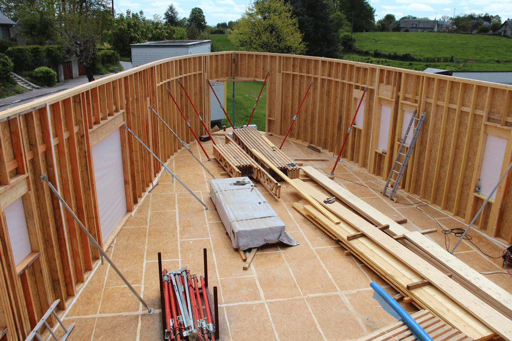 Batiment aux murs courbes sur dalle bois