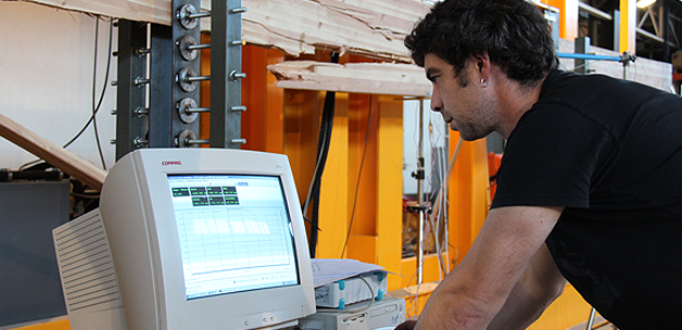 A l'aide de jauges collées sur la poutre, les déformations locales en 6 points distincts sont enregistrées sur un PC. A l'aide de jauges collées sur la poutre, les déformations locales en 6 points distincts sont enregistrées sur un PC.