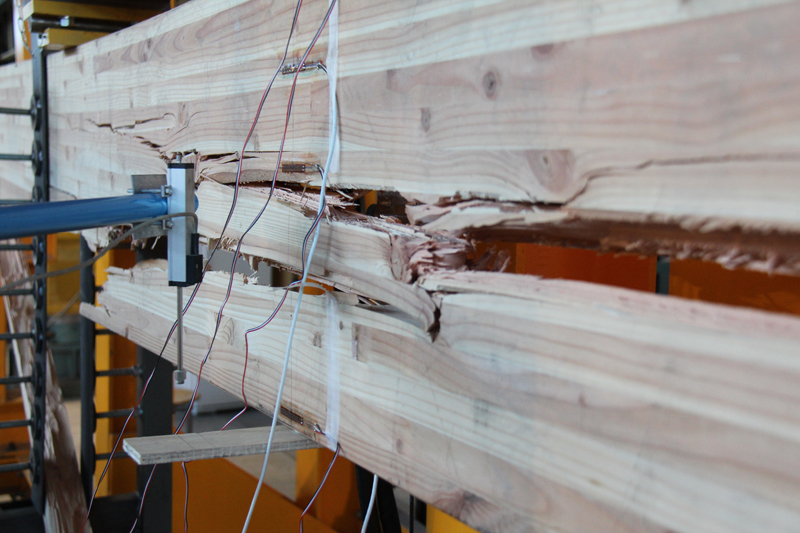 Ici, une rupture en traction autour d'un noeud… Ici, une rupture en traction autour d'un noeud…