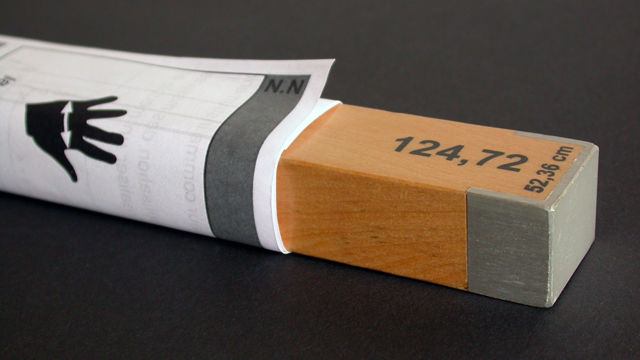 Canne en tilleul sérigraphié avec embouts métalliques et notice d'utilisation. Canne en tilleul sérigraphié avec embouts métalliques et notice d'utilisation.