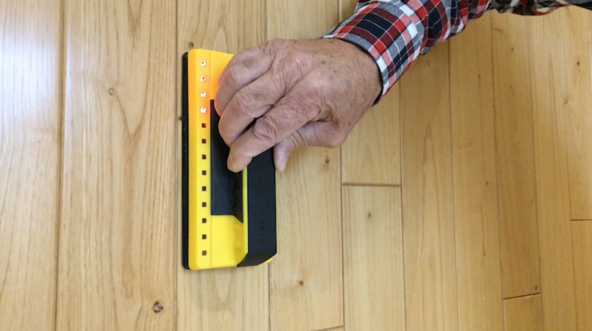 Repérer facilement un montant dans un mur à ossature bois (VIDEO)