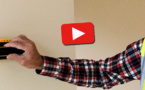 Repérer facilement un montant dans un mur à ossature bois (VIDEO)