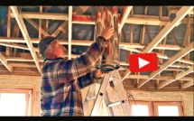 Vidéo : installer un poêle à bois et un conduit de fumée dans une maison passive à ossature bois